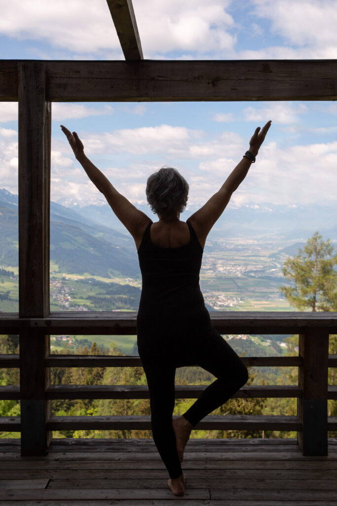 Alexandra in der Baumhaltung auf der Terasse des Biohotels Grafenast beim "Yoga & Schreiben"