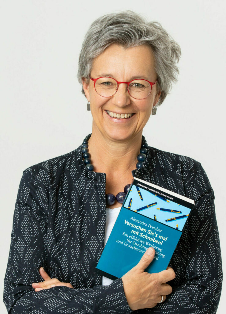 Alexandra Peischer hält ihr Buch in der Hand