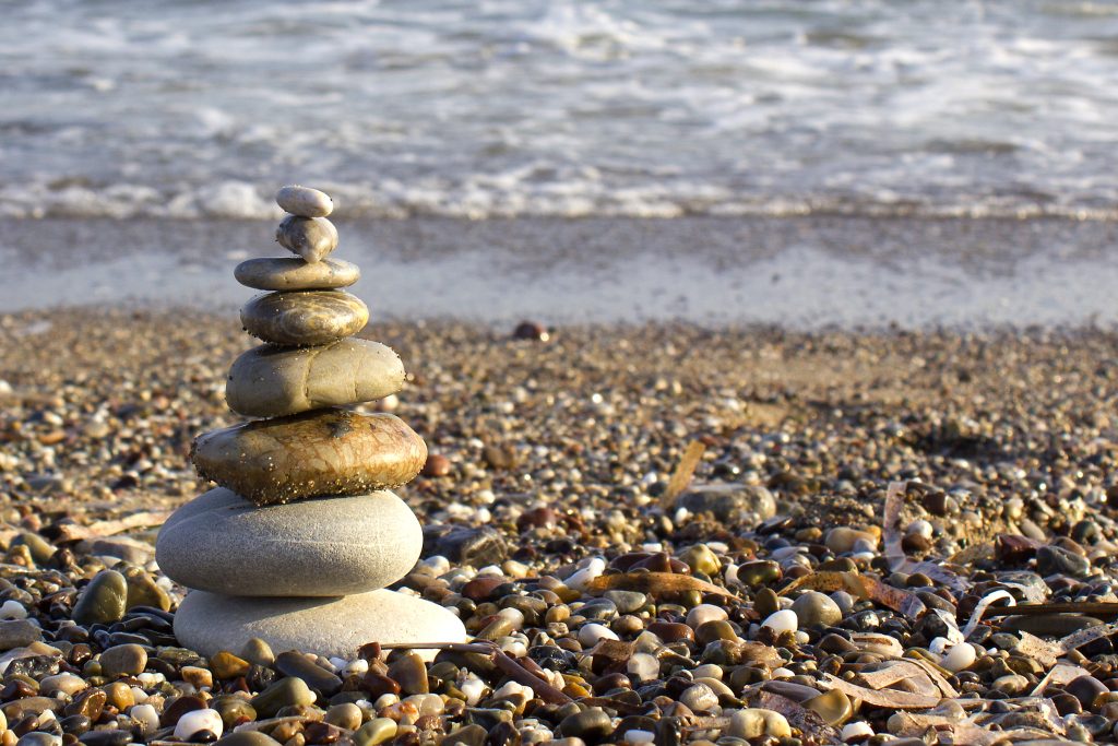 aufgeschichtete Steine an einem STrand