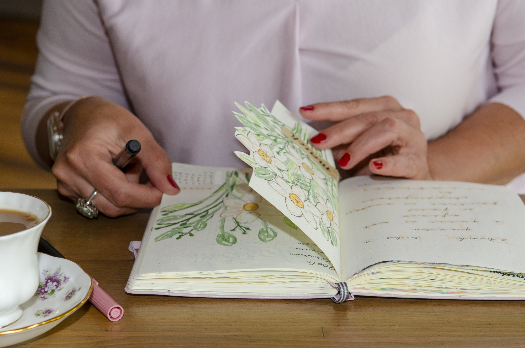 Frau-blaettert-in-einem-journal-tagebuch