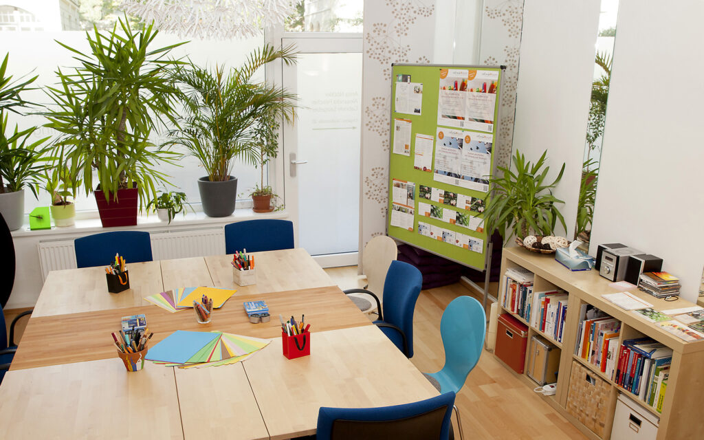 Der Seminarraum mit Platz für 10 Personen am Tisch.