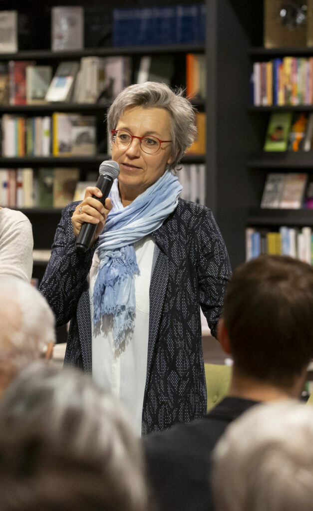 Alexandra Peischer bei der Vorstellung ihres Buches Versuchen-Sie's-mal-mit-Schreiben.