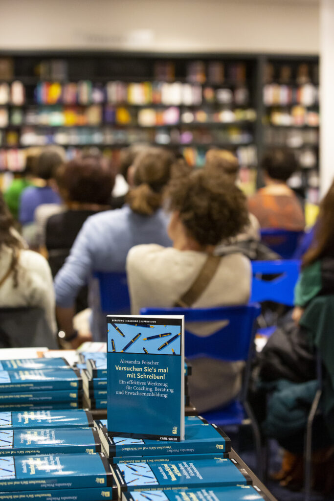 Bücherstapel Büchertisch "Versuchen Sie's mal mit Schreiben!" bei der Buchpräsentation im März 23