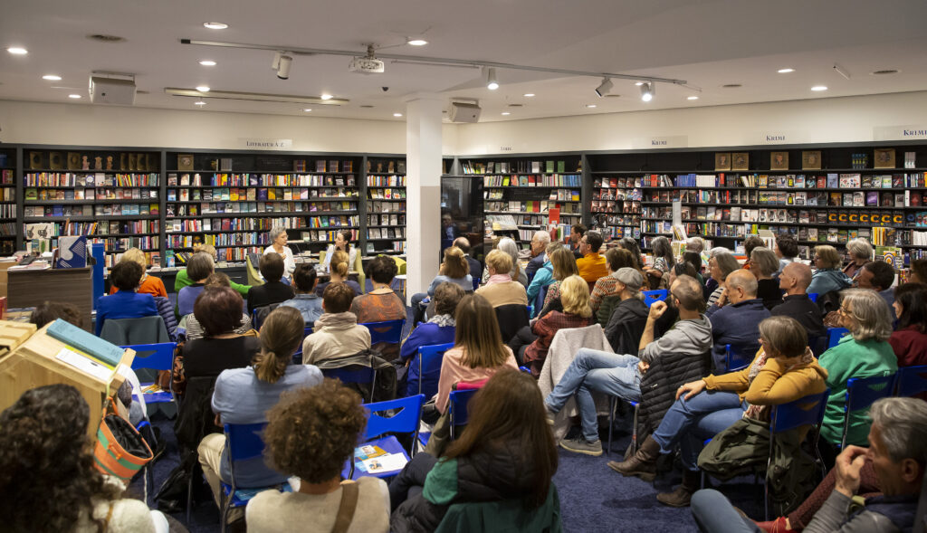 Viele Menschen lauschen einem Gespräch über das Buch "Versuchen Sie's mal mit Schreiben!" bei der Buchpräsentation im März 23 (Buchhandlung Wagner*sche Innsbruck)