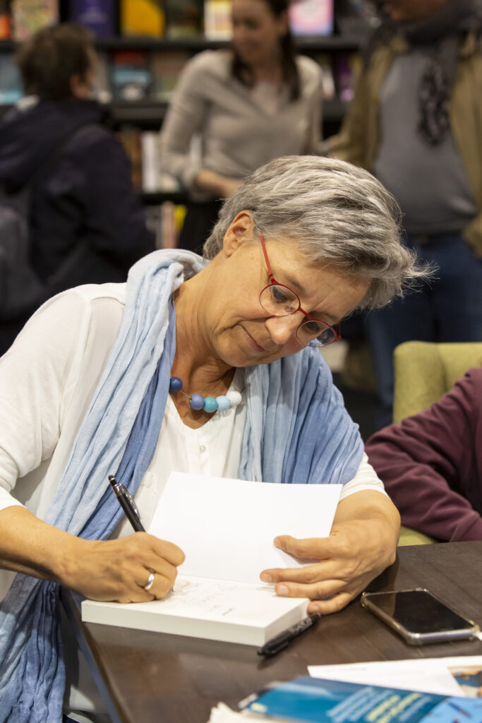 Buchpraesentation-Alexandra-Peischer-beim-Signieren