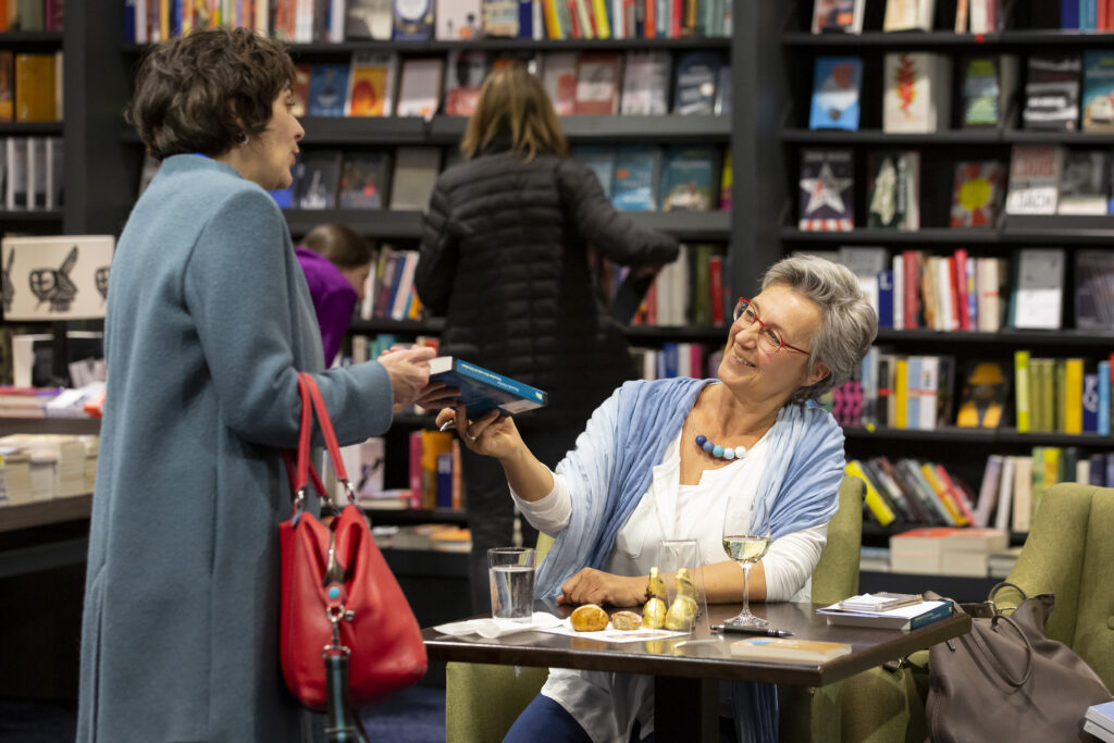 Buchpraesentation-Alexandra-Peischer-beim-Signieren