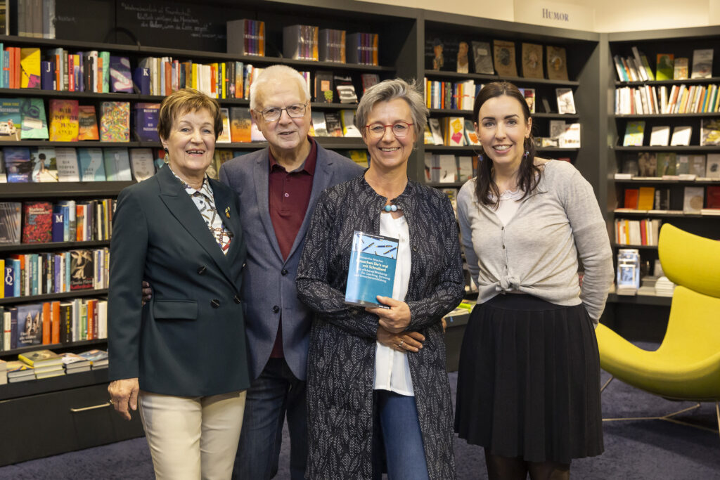 Buchpraesentation-Alexandra-Peischer-mit-Christine-und-Michael-Forcher-und-Gerlinde-Tamerl-in-der-Wagnerschen-Buchhandlung