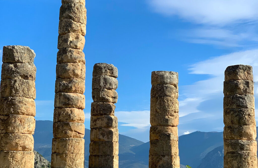säulen aus Stein mit blauem himmel