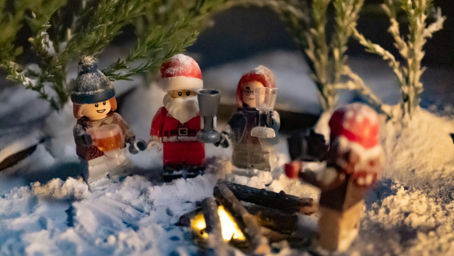 Paymobil-Männchen in Weihnachtskleidung stehen im verschneiten Wald und prosten sich zu.