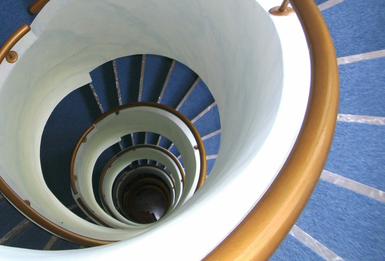 hohe Wendeltreppe mit Blick nach unten